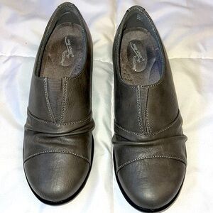 New- EASY STREET, comfort wave slip on shoes. 6.5 sz.